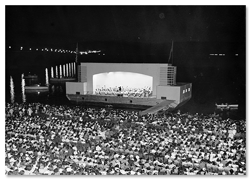 The orchestra was on a tethered barge and we sat on the steps. The best part was when The 1812 Overture was played.