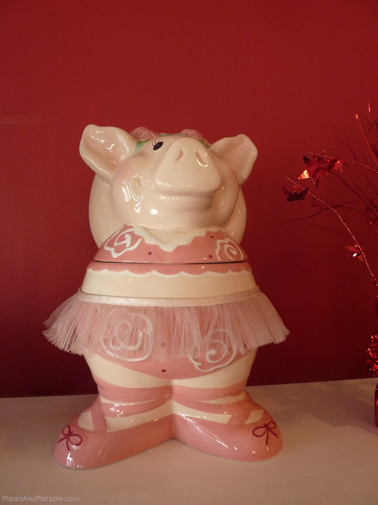 Porcine themed kitchen decor is available.