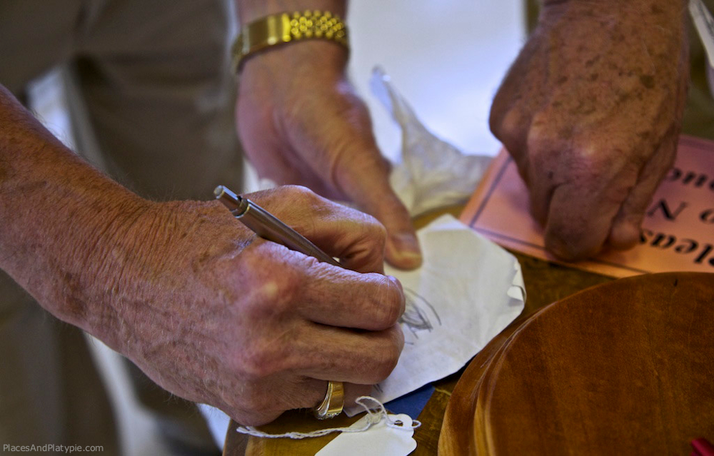 Bird Carver's hands can be missing digits.