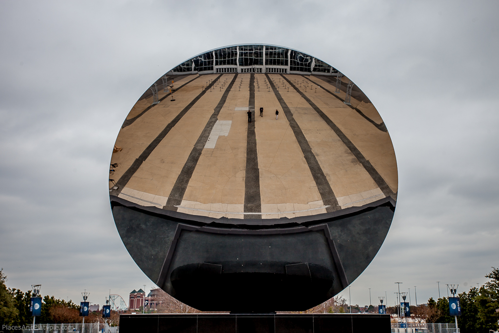 Anish Kapoor's Sky Mirror is an amasing piece. Here we are reflected in it.