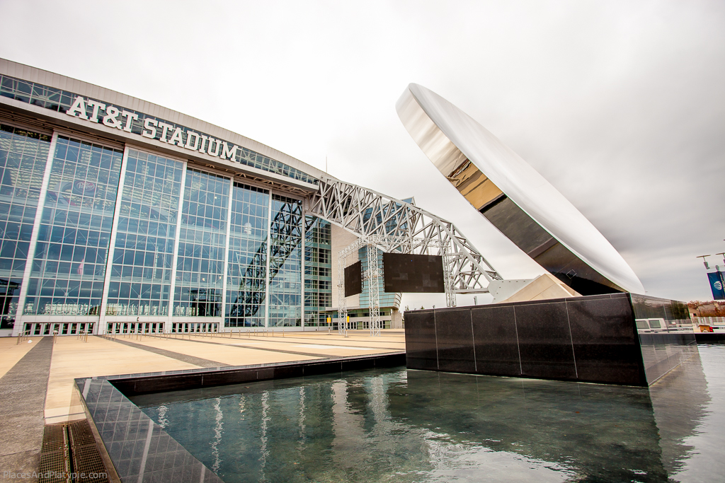 Anish Kapoor
Sky Mirror (2006)
Polished stainless steel
35 feet diameter
Located in East Plaza
Acquisition