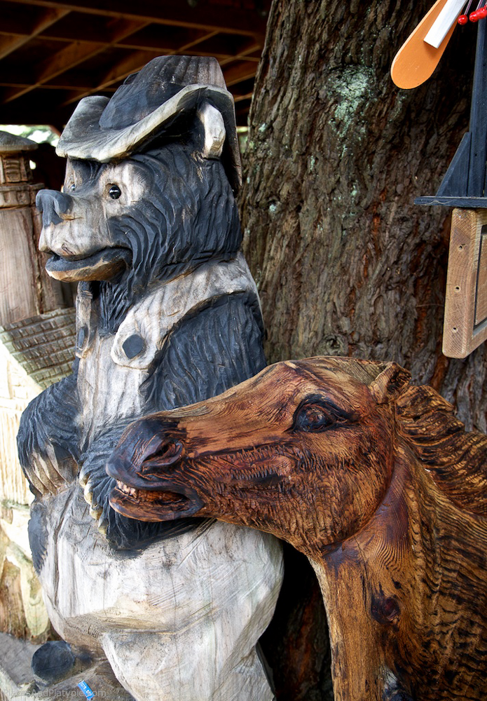 Another smiling chainsaw bear, this one with a chainsaw horse.