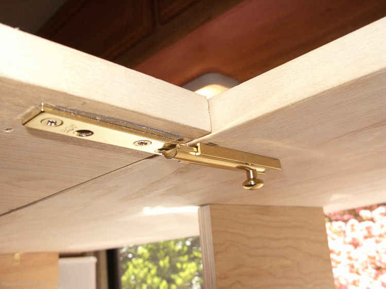 Latching the table sections rogether when it is open