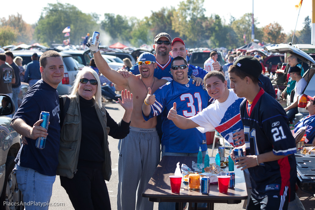 Ah, celebrity comes with the responsibility to pose with your fans - go Peg!