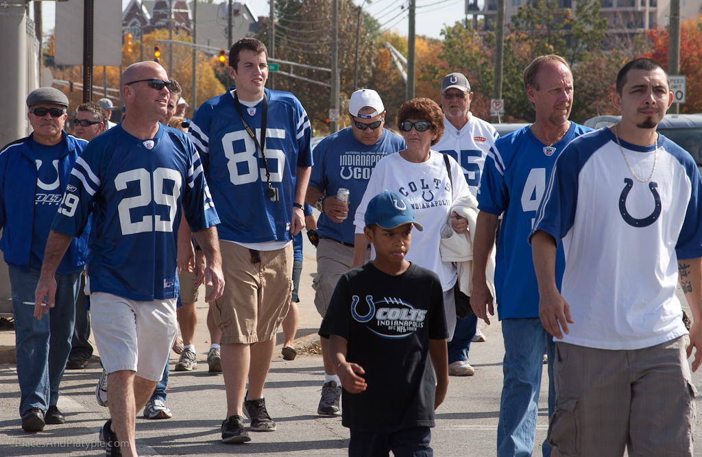 EVERYBODY'S headed for the GAME!