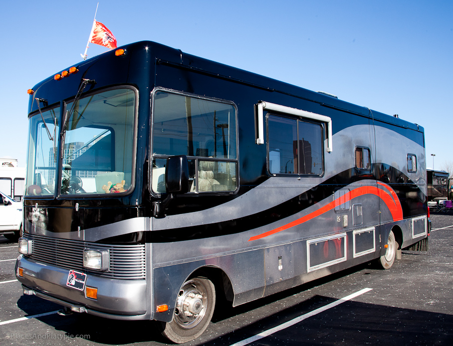 Fan van in windblown design Falcon colors and flag flying