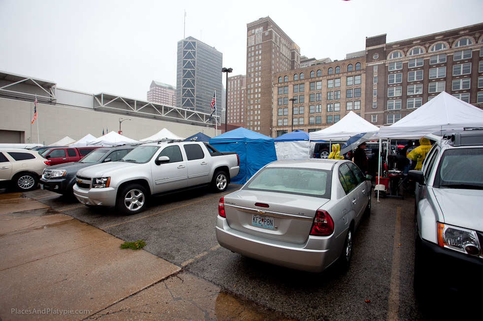 The stadium (on left) is not exactly festooned with Rams fan imaging….. why?